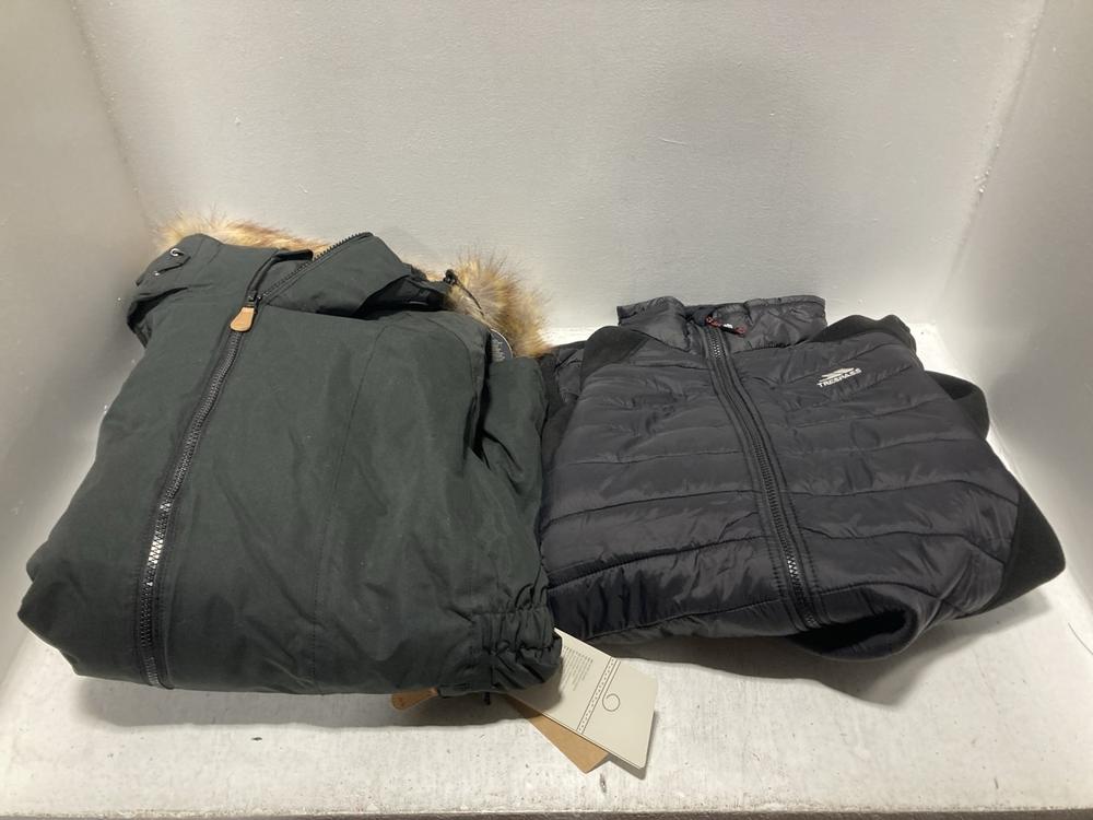 Lot 1072  
            Chesterfield SR47 - Parcel Delivery Only 

                
TRESPASS MENS SAUNTER FLEECE IN BLACK SIZE L TO INCLUDE TRESPASS WOMENS CELEBRITY...