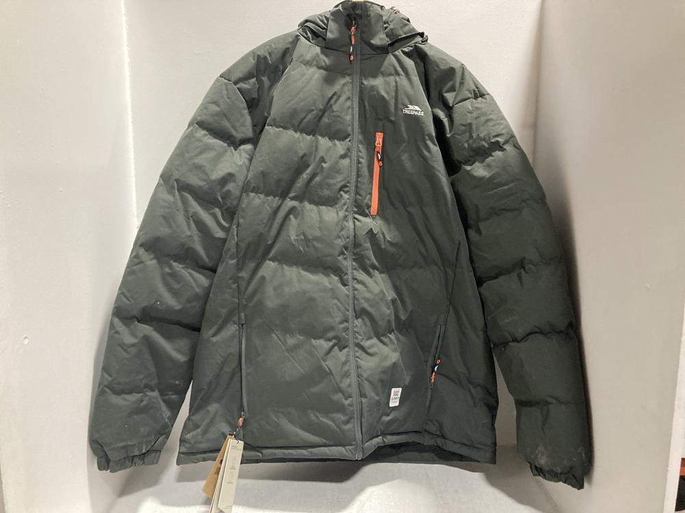Lot 1083  
            Chesterfield SR47 - Parcel Delivery Only 

                
TRESPASS MENS PADDED JACKET BLUSTERY IN GREY SIZE XXL. (LOCATION: D10)