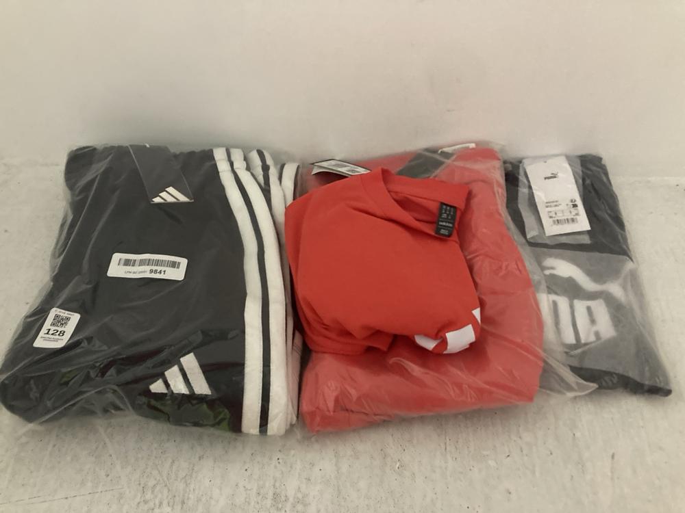 Lot 128  
            Chesterfield SR47 - Parcel Delivery Only 

                
4 X ASSORTED ADULTS BRANDED CLOTHING TO INCLUDE ADIDAS ESSENTIALS THREE STRIPE OP...