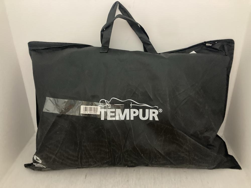 Lot 143  
            Chesterfield SR47 - Parcel Delivery Only 

                
TEMPUR CLOUD MEDIUM PILLOW ORIGINAL RRP £149 (LOCATION: A3)