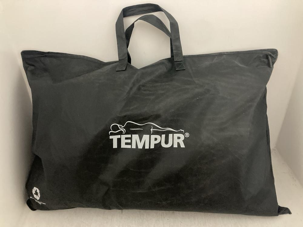 Lot 146  
            Chesterfield SR47 - Parcel Delivery Only 

                
TEMPUR CLOUD MEDIUM PILLOW ORIGINAL RRP £149 (LOCATION: A4)