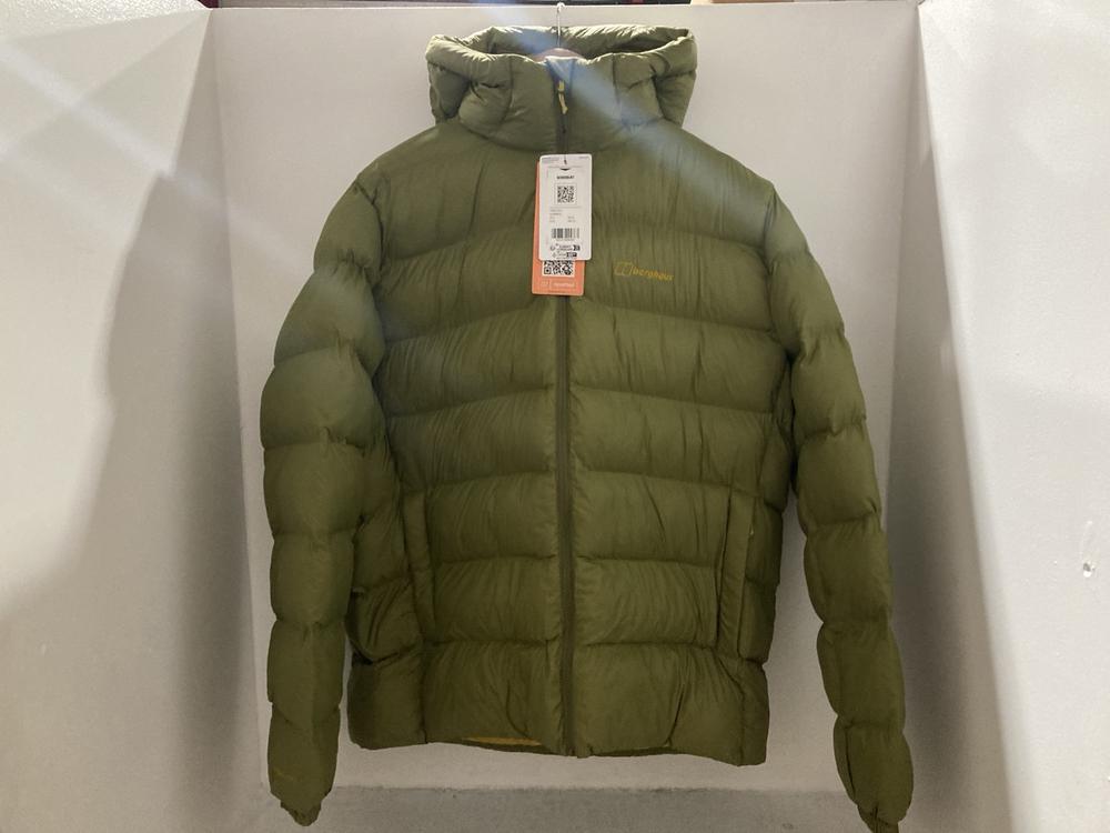 Lot 181  
            Chesterfield SR47 - Parcel Delivery Only 

                
BERGHAUS MENS EWDEN JACKET IN GREEN SIZE XL ORIGINAL RRP £190 (LOCATION: A5)