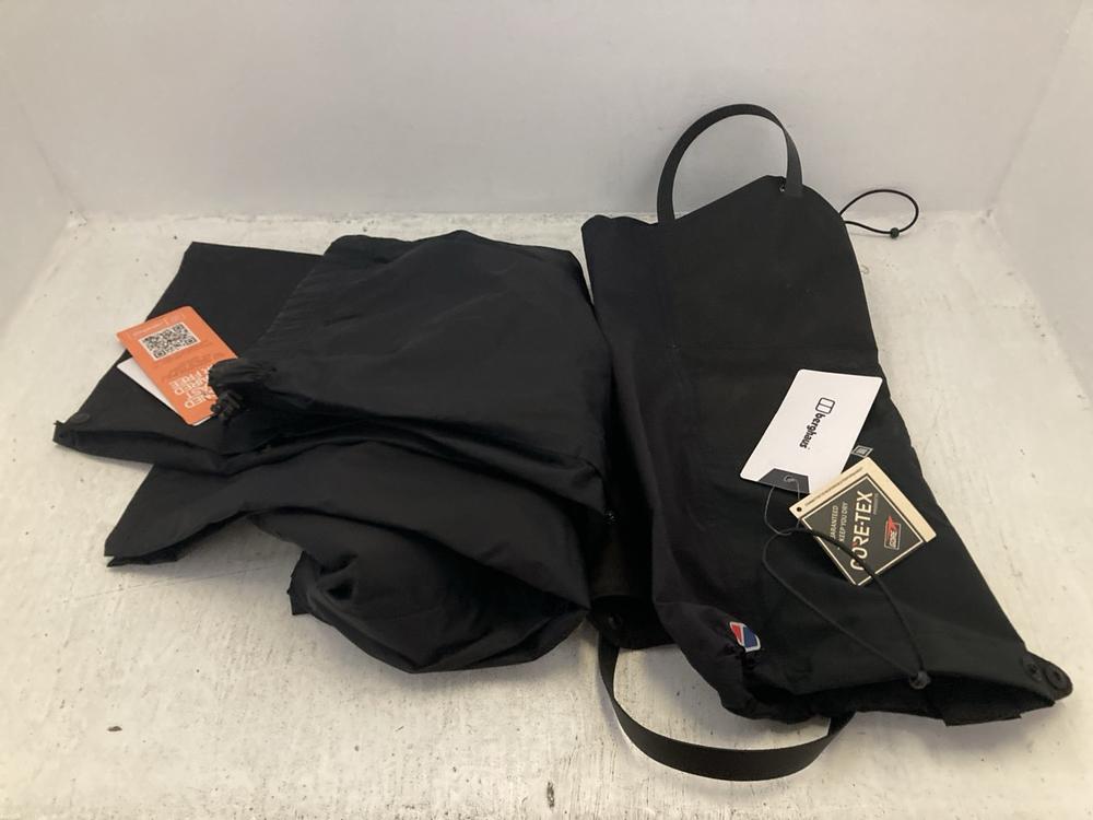 Lot 269  
            Chesterfield SR47 - Parcel Delivery Only 

                
BERGHAUS MENS DELUGE 2 TROUSERS IN BLACK SIZE XL TO INCLUDE BERGHAUS GTX BOOT GAI...