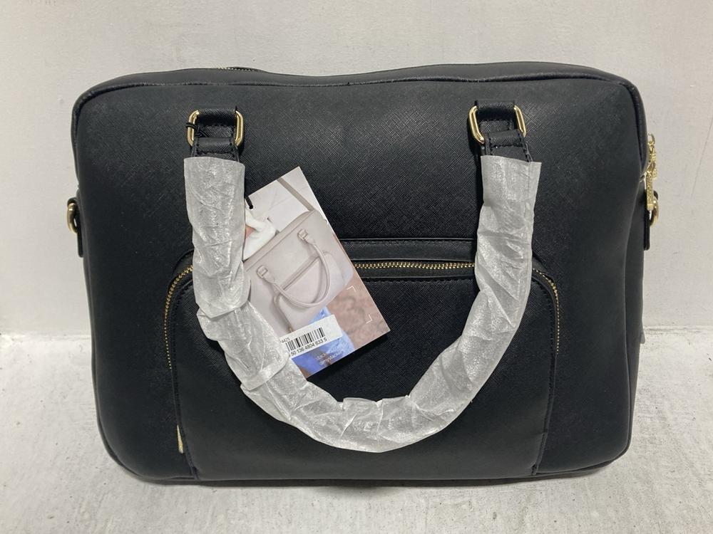 Lot 26  
            Chesterfield SR47 - Parcel Delivery Only 

                
STACKERS THE LAPTOP BAG IN BLACK. (LOCATION: D8)