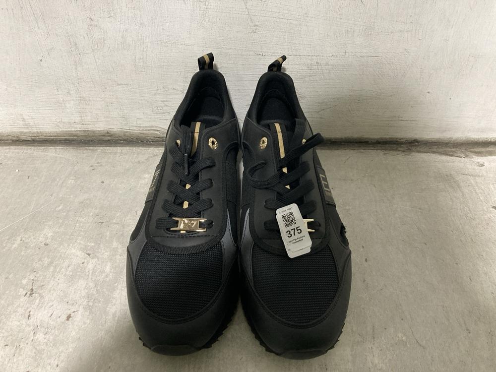 Lot 375  
            Chesterfield SR47 - Parcel Delivery Only 

                
EMPORIO ARMANI B&W LACES TRAINERS IN BLACK SIZE 8.5 (LOCATION: B2)