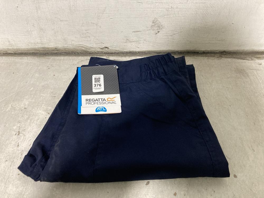 Lot 376  
            Chesterfield SR47 - Parcel Delivery Only 

                
WOMENS REGATTA ACTION TROUSERS IN NAVY SIZE 10R (LOCATION: B2)