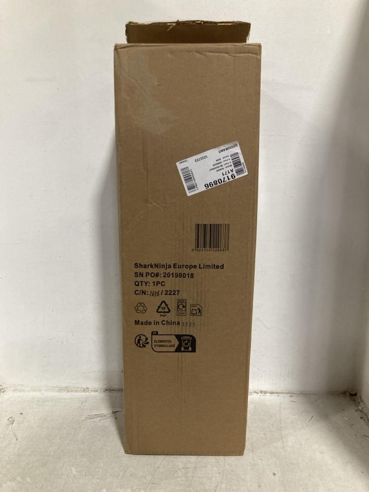 Lot 403  
            Chesterfield SR47 - Parcel Delivery Only 

                
SHARK KLIK N FLIP AUTOMATIC STEAM MOP ORIGINAL RRP £139 (LOCATION: B3)