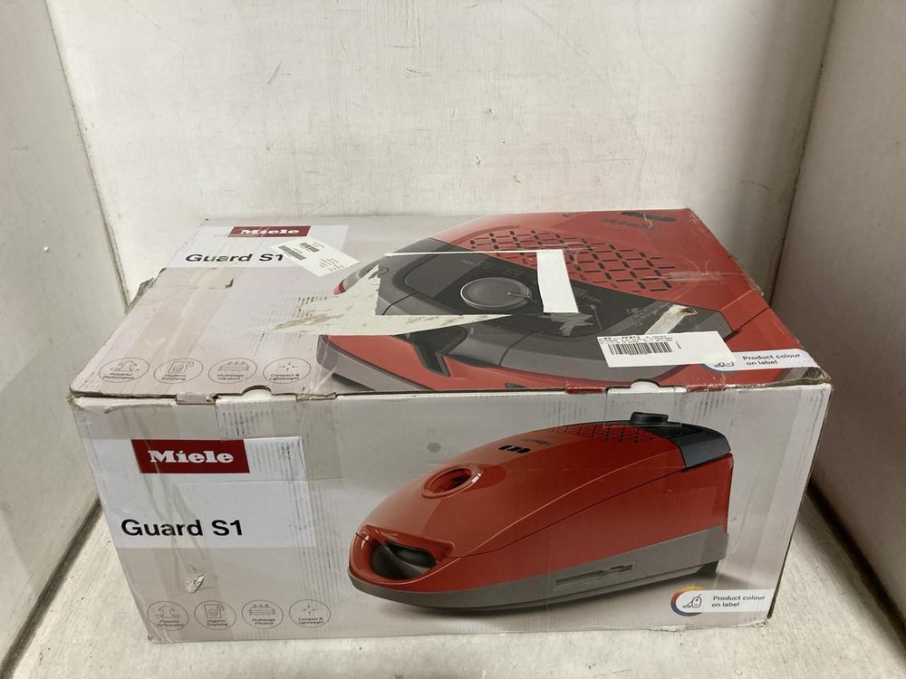 Lot 557  
            Chesterfield SR47 - Parcel Delivery Only 

                
MIELE GUARD S1 JUNIOR CYLINDER VACUUM CLEANER ORIGINAL RRP £199 (LOCATION: B10)