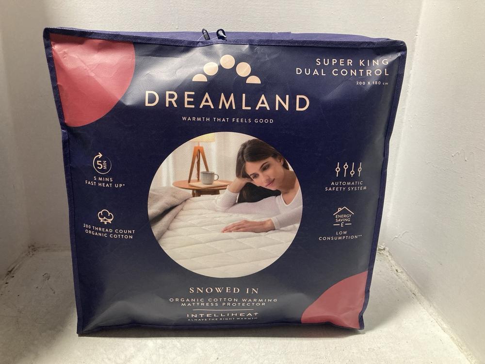 Lot 624  
            Chesterfield SR47 - Parcel Delivery Only 

                
DREAMLAND SUPER KING DUAL SNOWED IN WARMING MATTRESS PROTECTOR ORIGINAL RRP £169 ...