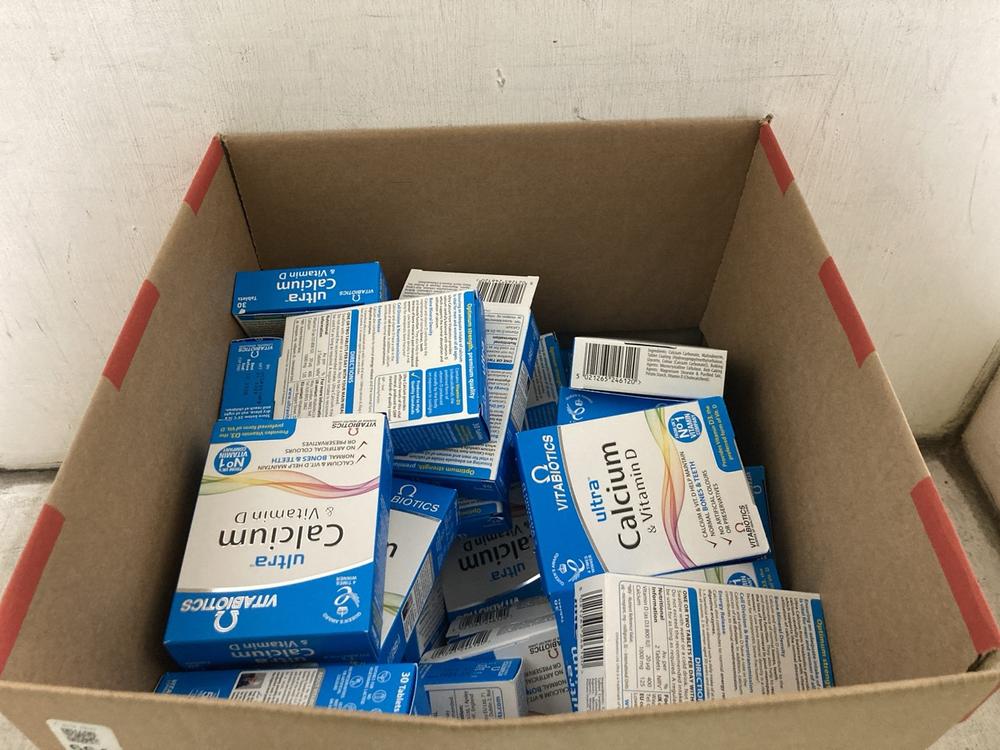 Lot 679  
            Chesterfield SR47 - Parcel Delivery Only 

                
40 X VITABIOTICS ULTRA CALCIUM & VITAMIN D BOX OF 30 TABLETS - BB 12/28 TOTAL ORI...