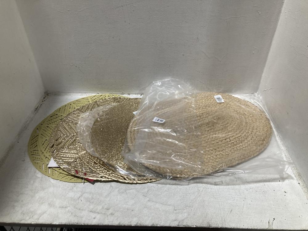Lot 696  
            Chesterfield SR47 - Parcel Delivery Only 

                
6 X ASSORTED PLATE MAT ITEMS TO INCLUDE PACK OF TWO PLATE MATS IN GOLD - 60111801...