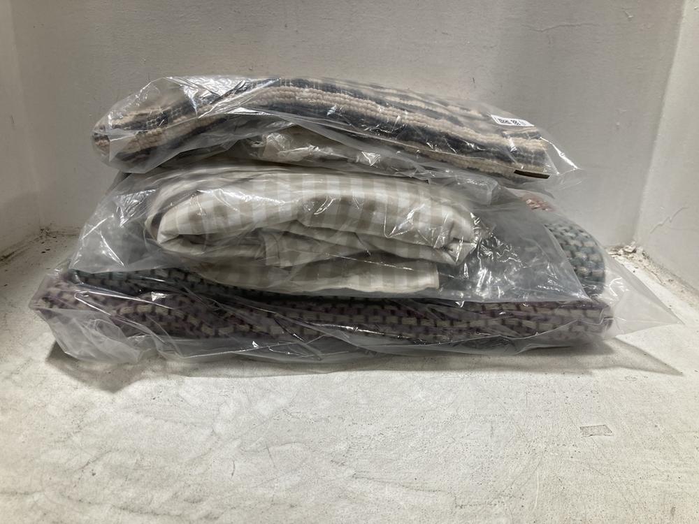 Lot 698  
            Chesterfield SR47 - Parcel Delivery Only 

                
4 X ASSORTED MATS/SHEETS TO INCLUDE VERTICAL STRIPE BATH MAT - 60021504 (LOCATION...