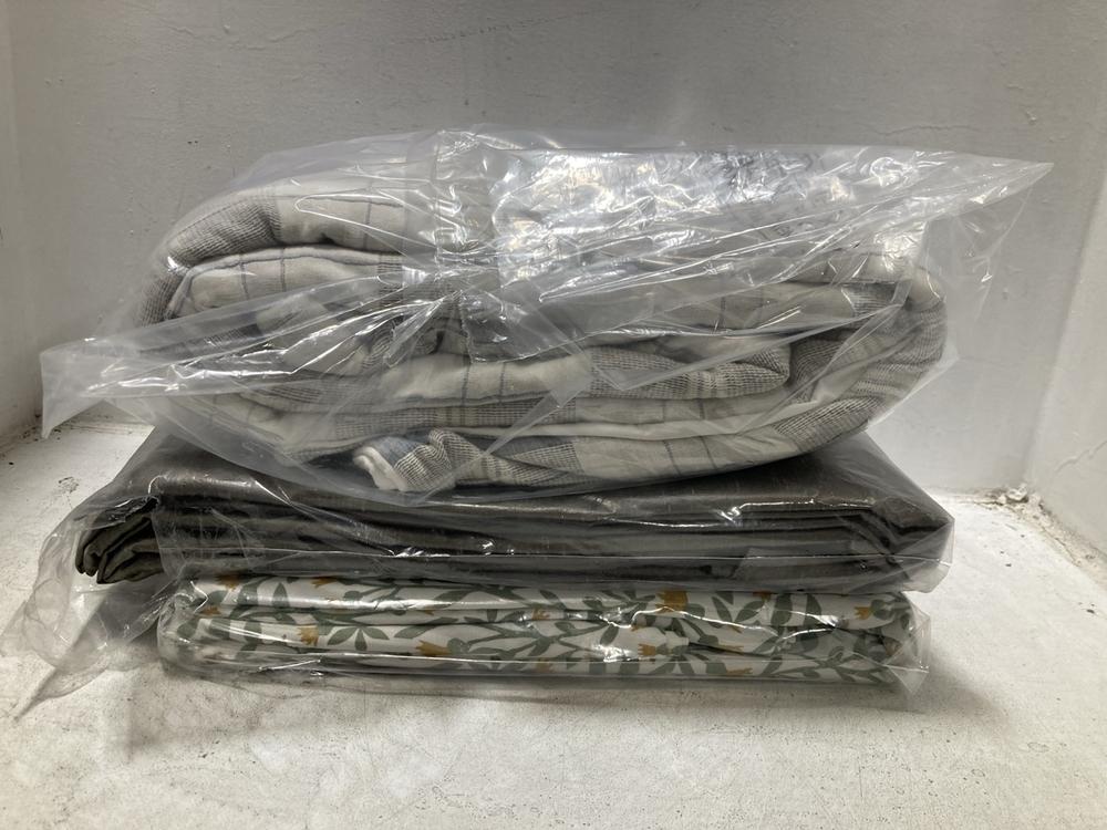Lot 699  
            Chesterfield SR47 - Parcel Delivery Only 

                
3 X ASSORTED JOHN LEWIS CURTAIN/BEDDING ITEMS TO INCLUDE WARWICK BLUE KING COTTON...