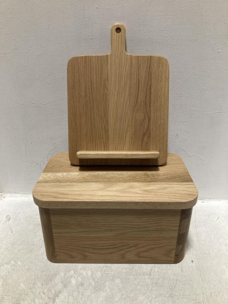 Lot 701  
            Chesterfield SR47 - Parcel Delivery Only 

                
JOHN LEWIS OAK WOOD FOLDABLE COOKBOOK STAND TO INCLUDE JOHN LEWIS OAK WOOD BREAD ...
