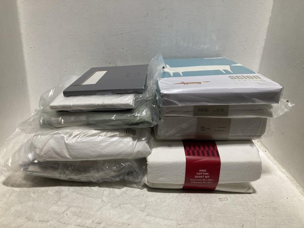 Lot 703  
            Chesterfield SR47 - Parcel Delivery Only 

                
10 X ASSORTED BEDDING ITEMS TO INCLUDE KING COTTON DUVET SET IN WHITE WITH SILVER...