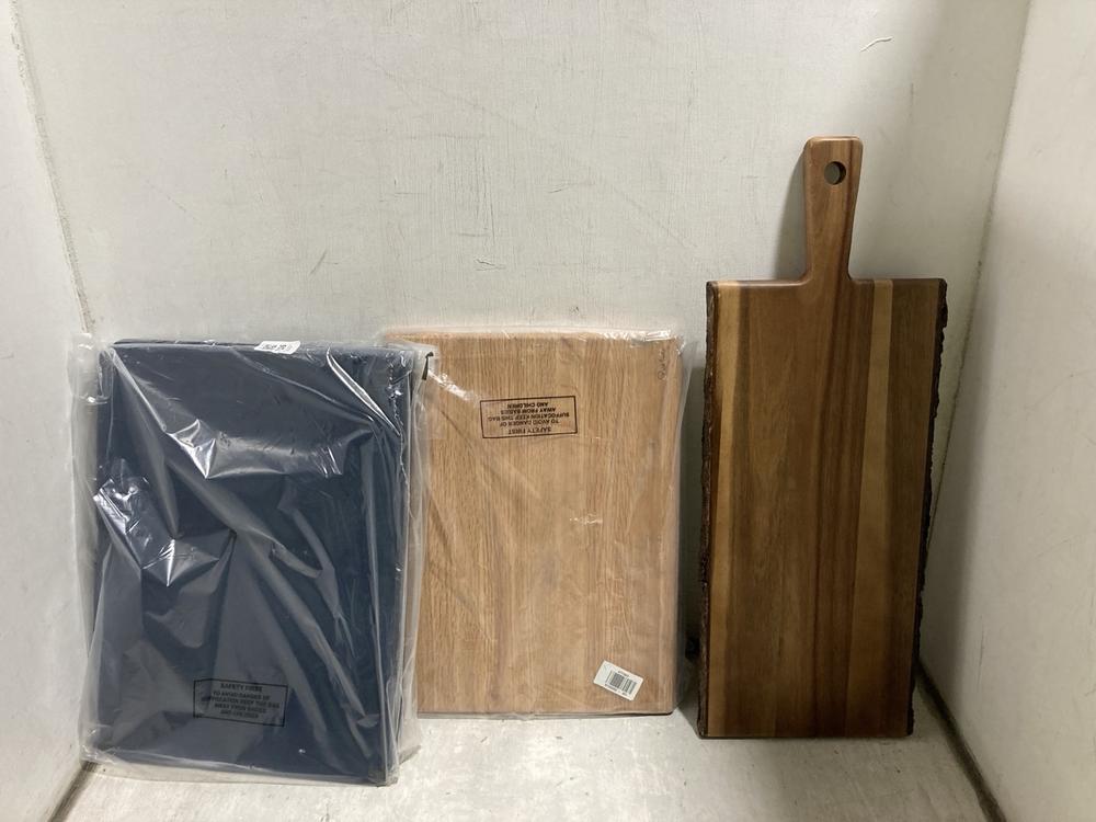 Lot 716  
            Chesterfield SR47 - Parcel Delivery Only 

                
3 X ASSORTED CHOPPING BLOCKS TO INCLUDE FSC ACACIA BARK EDGE BOARD - 81293202 (LO...
