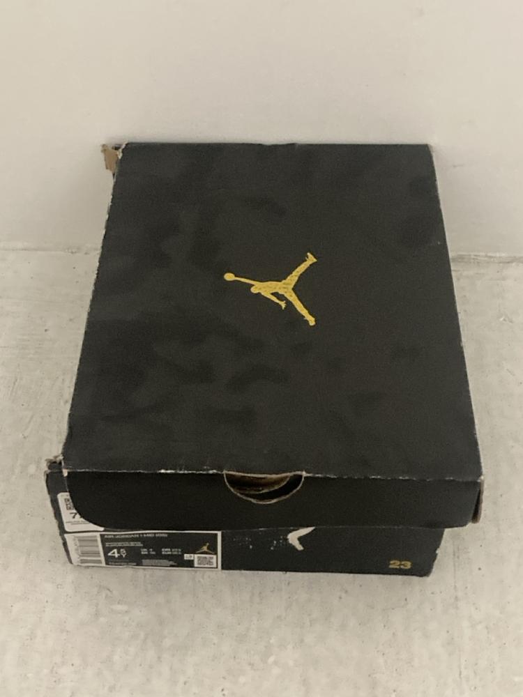 Lot 72  
            Chesterfield SR47 - Parcel Delivery Only 

                
NIKE AIR JORDAN 1 MID (GS) IN WHITE - SIZE UK 4 (LOCATION: A1)
