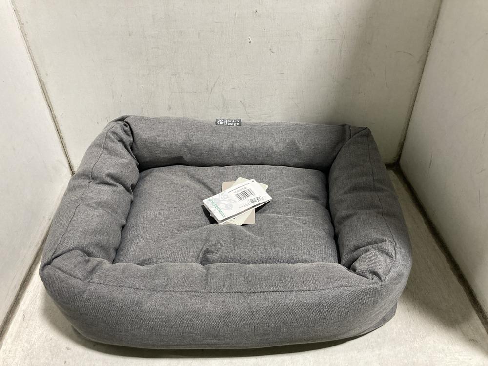 Lot 739  
            Chesterfield SR47 - Parcel Delivery Only 

                
DANISH DESIGN ANTI BACTERIAL SMALL DOG SNUGGLE BED IN GREY (LOCATION: C6)