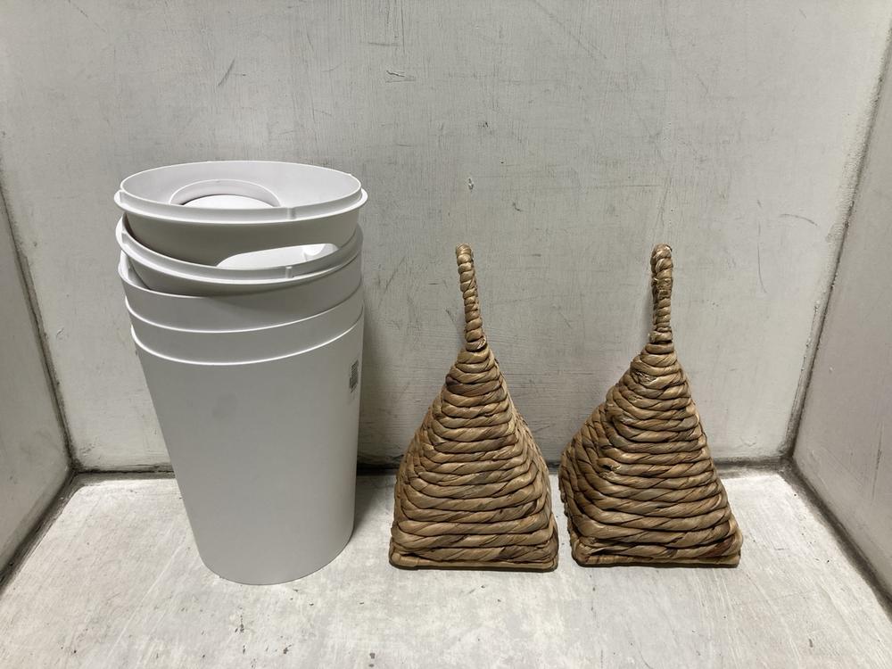 Lot 741  
            Chesterfield SR47 - Parcel Delivery Only 

                
8 X ASSORTED HOUSEHOLD ITEMS TO INCLUDE ANYDAY WATER HYACINTH PYRAMID DOORSTOP - ...