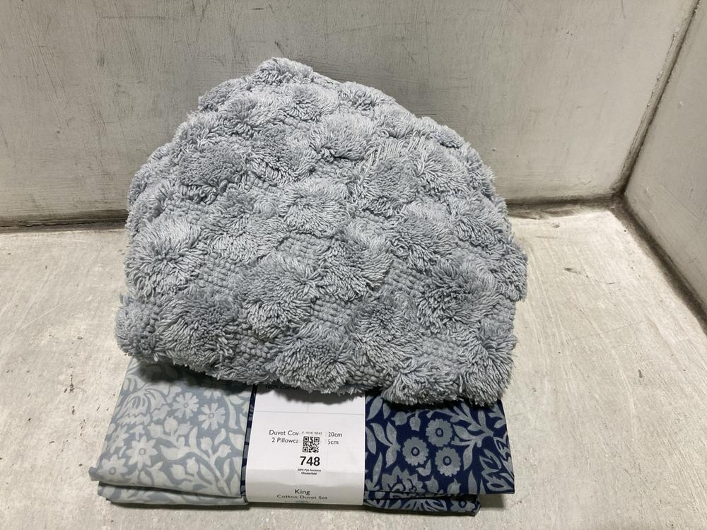 Lot 748  
            Chesterfield SR47 - Parcel Delivery Only 

                
3 X ASSORTED BEDDING/TOWEL ITEMS TO INCLUDE JOHN LEWIS KING COTTON DUVET SET IN B...