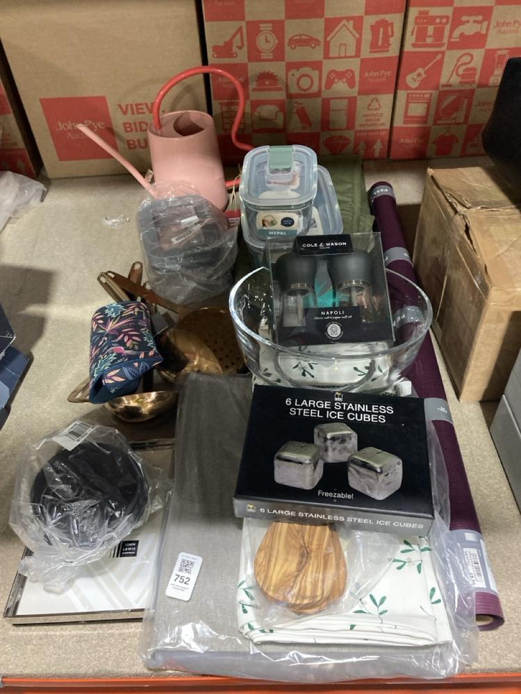 Lot 752  
            Chesterfield SR47 - Parcel Delivery Only 

                
LOT OF ASSORTED ITEMS TO INCLUDE SARA MILLER GLASSES CASE - 60110702 (LOCATION: C7)