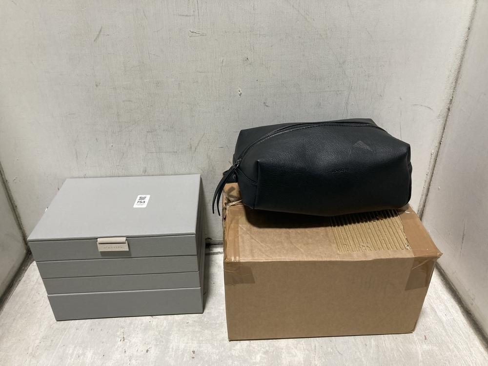 Lot 753  
            Chesterfield SR47 - Parcel Delivery Only 

                
3 X ASSORTED STACKERS COSMETIC/JEWELLERY STORAGE ITEMS TO INCLUDE WASH BAG IN BLA...