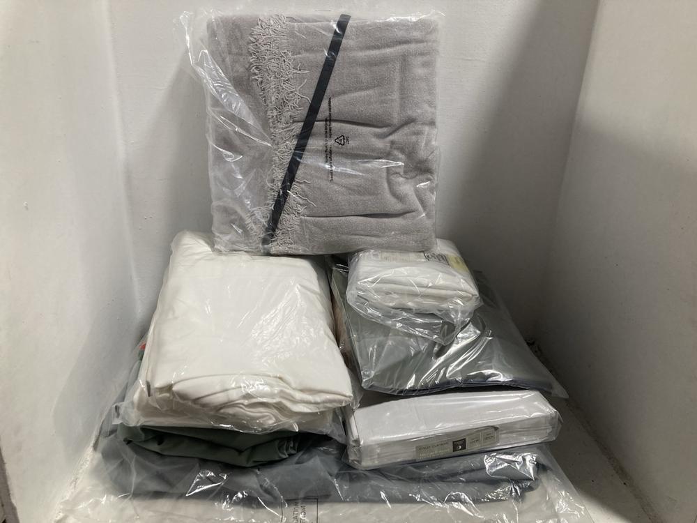 Lot 768  
            Chesterfield SR47 - Parcel Delivery Only 

                
8 X ASSORTED BEDDING ITEMS TO INCLUDE JOHN LEWIS THROW IN GREY 150 X 200CM - 6033...