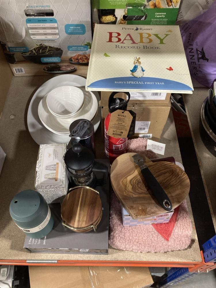 Lot 773  
            Chesterfield SR47 - Parcel Delivery Only 

                
LOT OF ASSORTED ITEMS TO INCLUDE CHILLYS SERIES 2 COFFEE 340ML TUMBLER IN GREEN -...