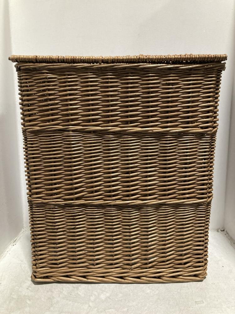 Lot 776  
            Chesterfield SR47 - Parcel Delivery Only 

                
WICKER LAUNDRY BASKET WITH LID (LOCATION: C8)