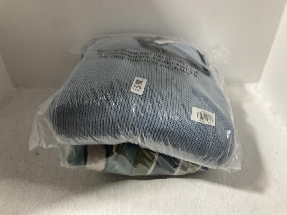 Lot 788  
            Chesterfield SR47 - Parcel Delivery Only 

                
JOHN LEWIS THROW IN BLUE 150 X 200CM TO INCLUDE JOHN LEWIS DRESSING GOWN IN MULTI...