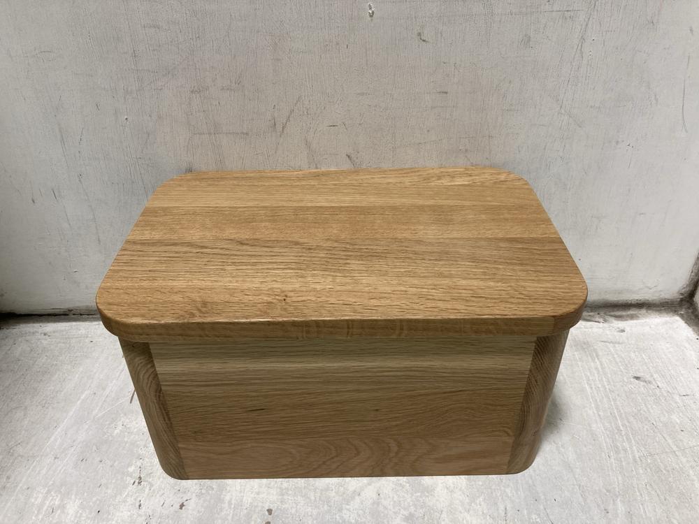 Lot 799  
            Chesterfield SR47 - Parcel Delivery Only 

                
JOHN LEWIS OAK BREAD BIN (LOCATION: C10)