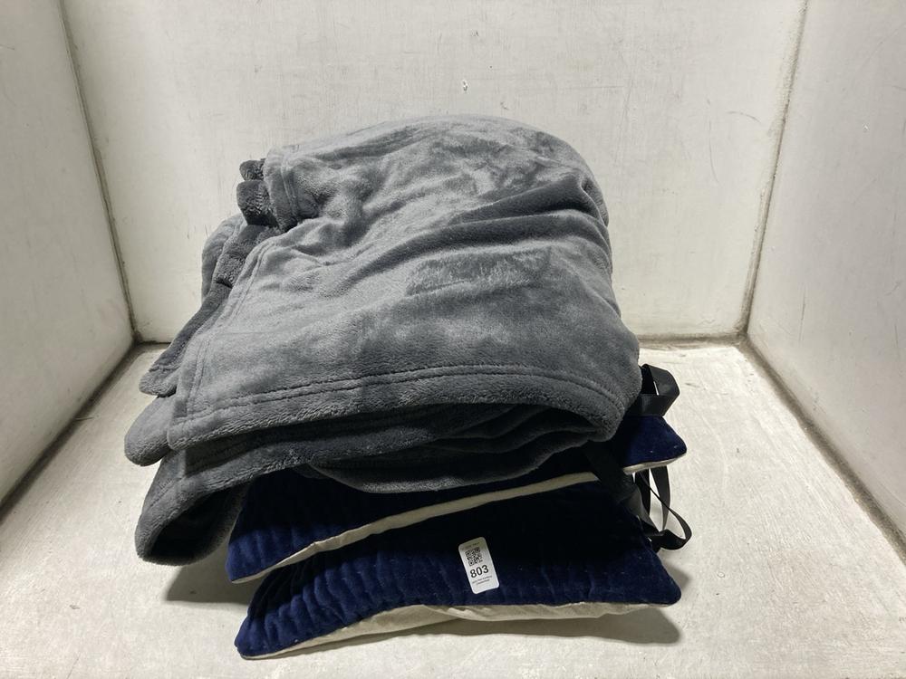 Lot 803  
            Chesterfield SR47 - Parcel Delivery Only 

                
3 X ASSORTED BEDDING ITEMS TO INCLUDE BLANKET IN GREY 150 X 120CM (LOCATION: C10)