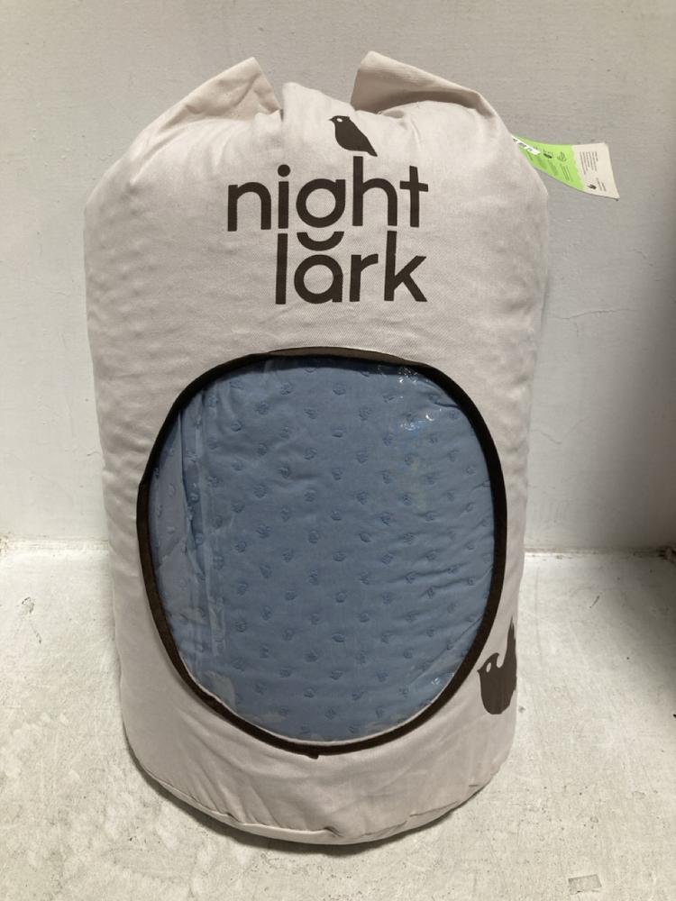 Lot 820  
            Chesterfield SR47 - Parcel Delivery Only 

                
NIGHT LARK TUFTED DOTS DUSK BLUE KING 10.5 TOG COVERLESS DUVET SET (LOCATION: C11)
