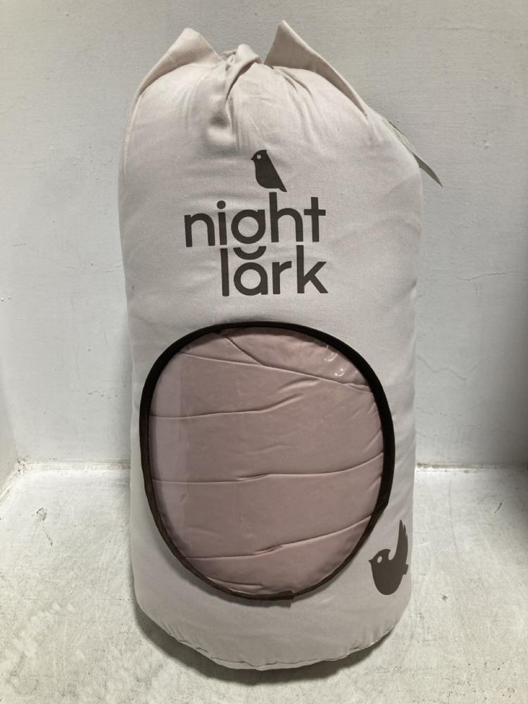 Lot 821  
            Chesterfield SR47 - Parcel Delivery Only 

                
NIGHT LARK SOFT WEAVE DUSKY ROSE 10.5 TOG DOUBLE COVERLESS DUVET SET (LOCATION: C11)