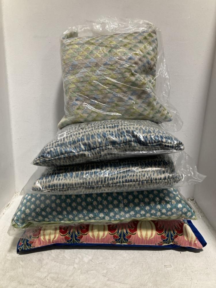 Lot 829  
            Chesterfield SR47 - Parcel Delivery Only 

                
4 X ASSORTED CUSHIONS TO INCLUDE MORRIS & CO TULIP AND BIRD 40 X 60CM CUSHION - 6...