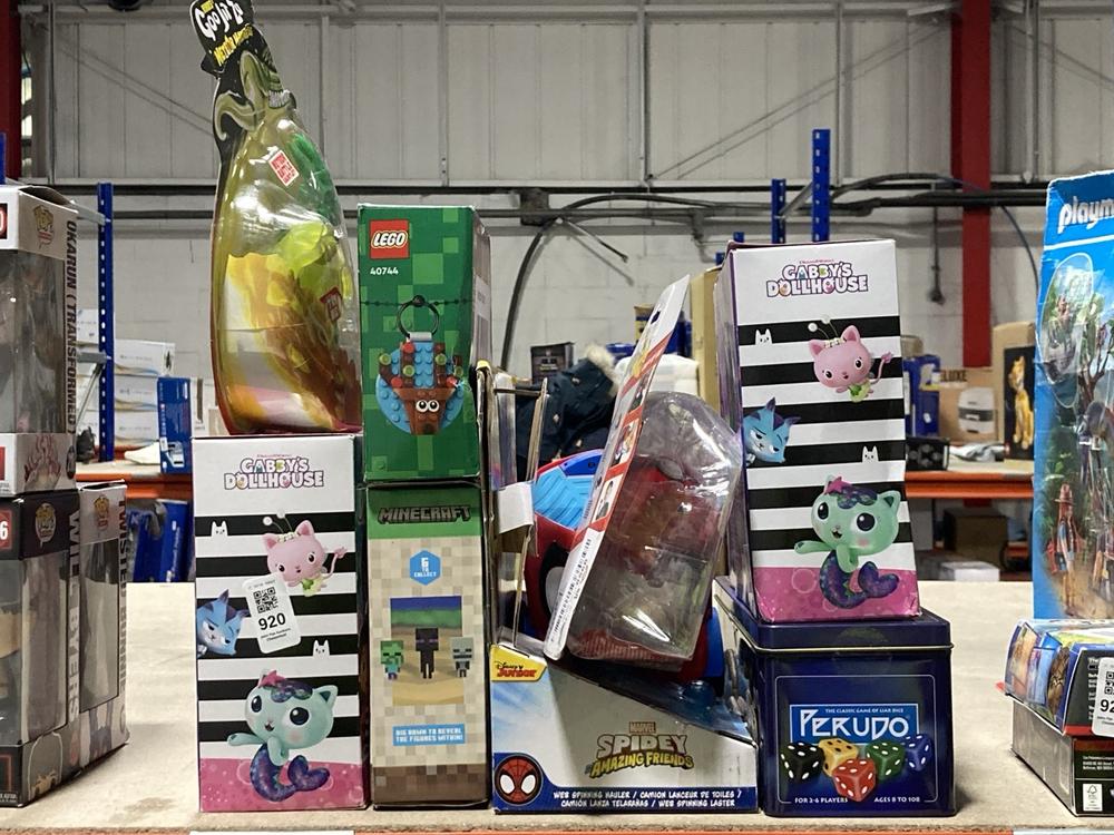 Lot 920  
            Chesterfield SR47 - Parcel Delivery Only 

                
QTY OF ASSORTED CHILDRENS TOYS TO INCLUDE LEGO 40744 CHRISTMAS ORNAMENT SELECTION...