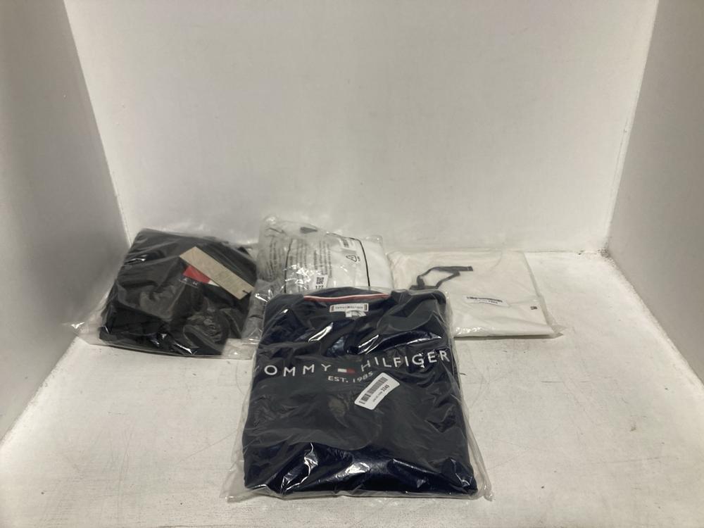 Lot 122  
            Chesterfield SR46 - Parcel Delivery Only 

                
4 X ASSORTED ADULTS TOMMY HILFIGER CLOTHING TO INCLUDE TOMMY HILFIGER T SHIRT IN ...