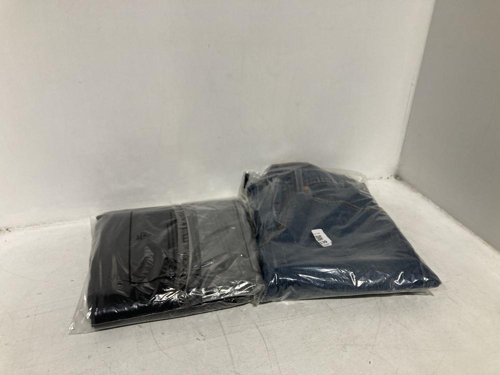 Lot 139  
            Chesterfield SR46 - Parcel Delivery Only 

                
LEVIS 505 REGULAR FIT JEANS IN BLUE - UK SIZE 32 X 30 TO INCLUDE LEVI'S 312 SHAPI...