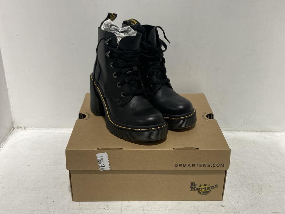 Lot 142  
            Chesterfield SR46 - Parcel Delivery Only 

                
DR MARTENS JESY ARDEN LA004 BOOTS IN BLACK - UK SIZE 3 - ORIGINAL RRP £130 (LOCAT...