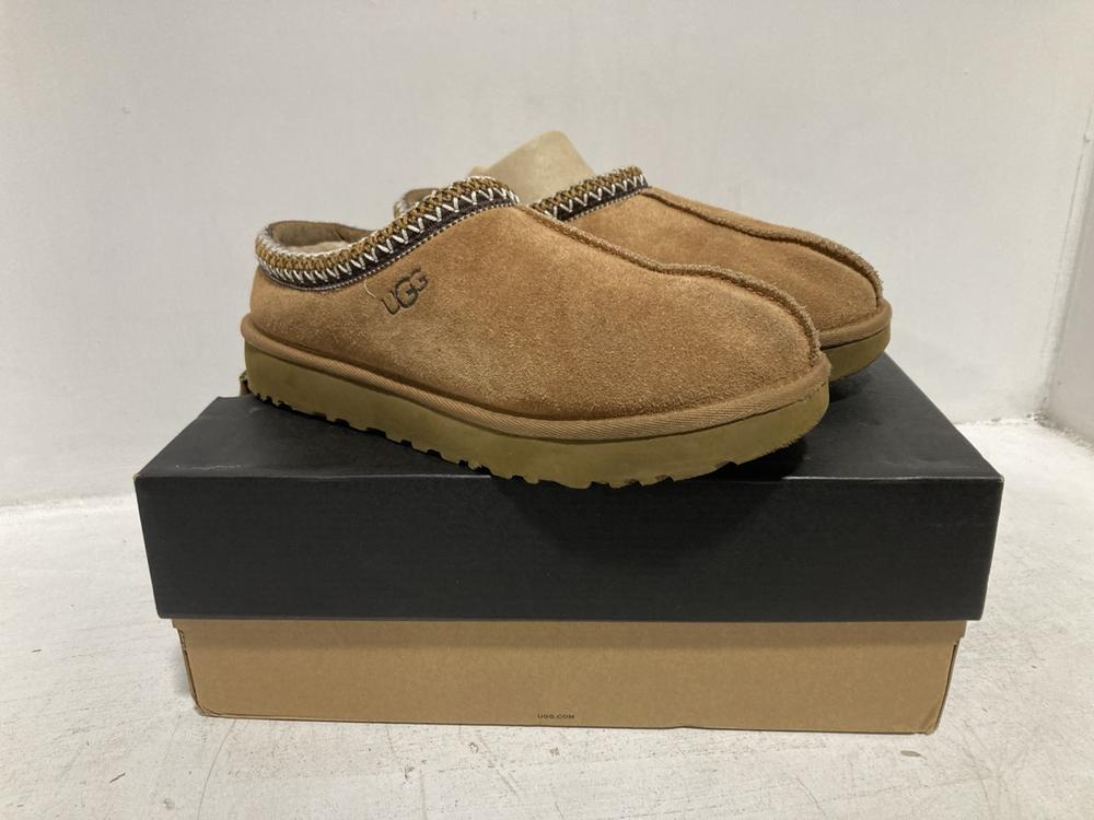 Lot 149  
            Chesterfield SR46 - Parcel Delivery Only 

                
UGG M/5950 M TASMAN SLIPPERS IN CHESTNUT - UK SIZE 7 - ORIGINAL RRP £115 (LOCATIO...