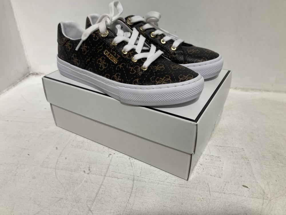 Lot 187  
            Chesterfield SR46 - Parcel Delivery Only 

                
GUESS GW LOVEN LEATHER TRAINERS IN BLACK & BROWN - UK SIZE 8 (LOCATION: F3)