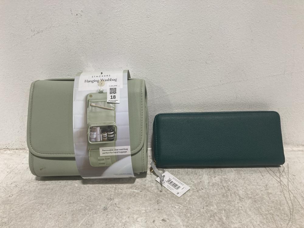 Lot 18  
            Chesterfield SR46 - Parcel Delivery Only 

                
SACKERS HANGING WASH BAG IN MINT TO INCLUDE STACKERS JEWELLERY ROLL IN FOREST GRE...