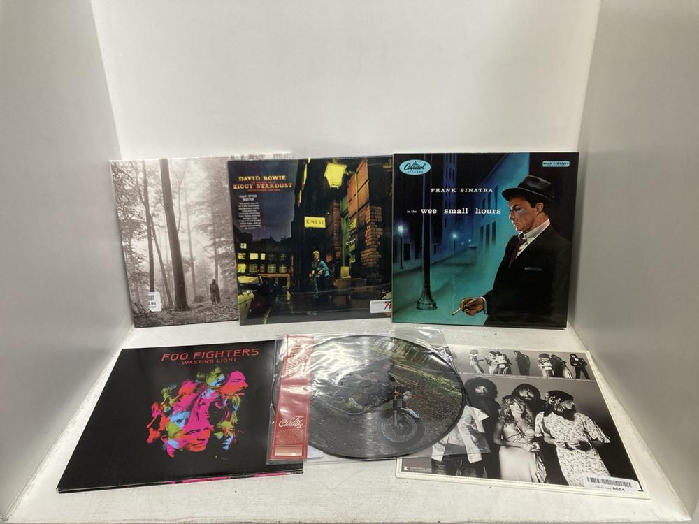 Lot 195  
            Chesterfield SR46 - Parcel Delivery Only 

                
6 X ASSORTED VINYLS TO INCLUDE TAYLOR SWIFT FOLKLORE VINYL (LOCATION: F3)