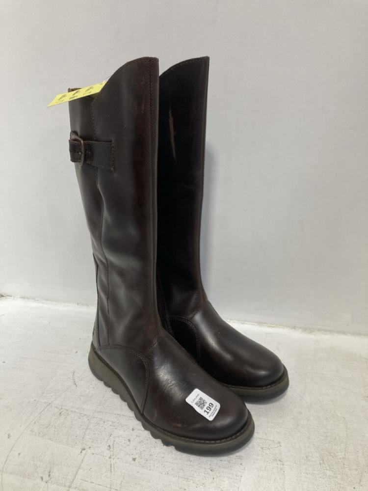 Lot 199  
            Chesterfield SR46 - Parcel Delivery Only 

                
FLY LONDON WOMENS KNEE-HIGH LEATHER BOOTS IN DARK BROWN - UK SIZE 5 (LOCATION: F3)