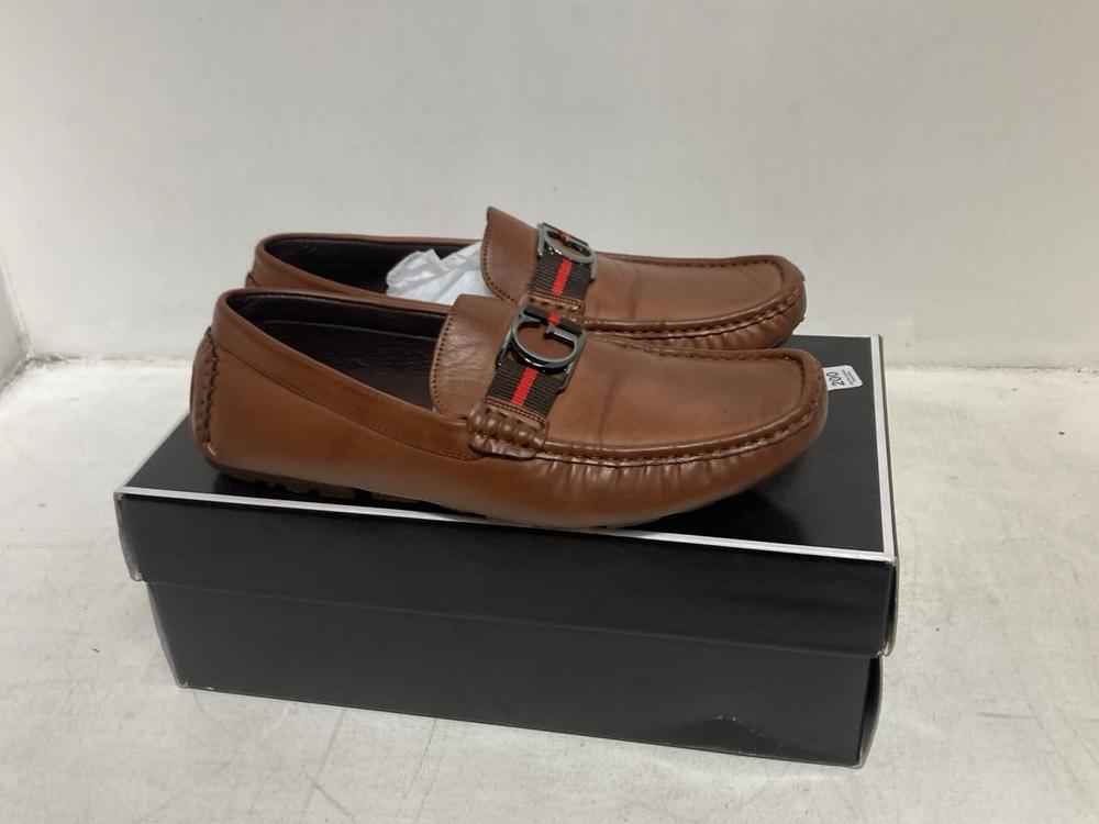 Lot 200  
            Chesterfield SR46 - Parcel Delivery Only 

                
GUESS ASKERS GM MENS LEATHER SHOES IN TAN BROWN - UK SIZE 8 (LOCATION: F3)