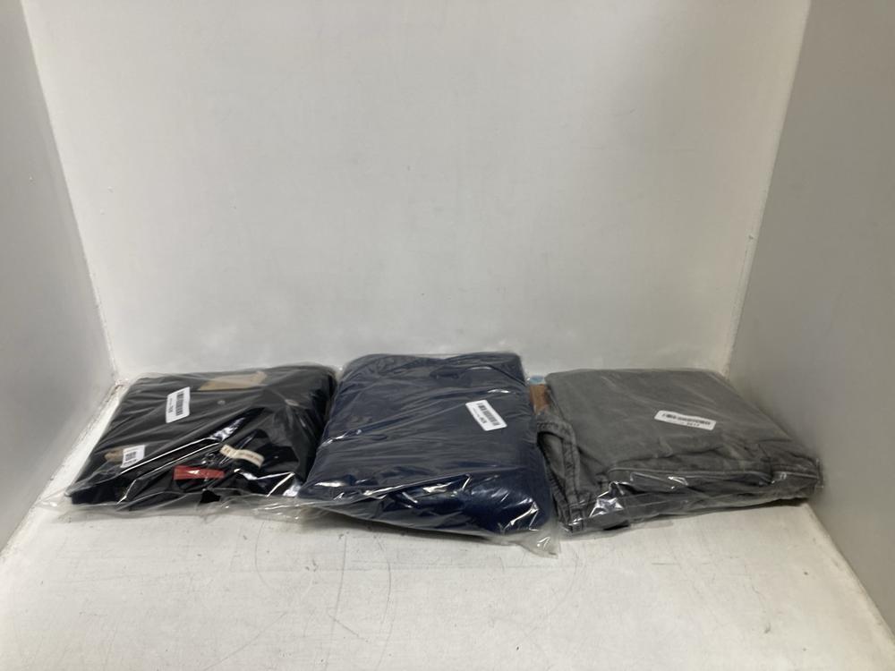 Lot 203  
            Chesterfield SR46 - Parcel Delivery Only 

                
3 X ASSORTED ADULTS LEVIS JEANS TO INCLUDE LEVIS 318 SHAPING WIDE LEG JEANS IN BL...