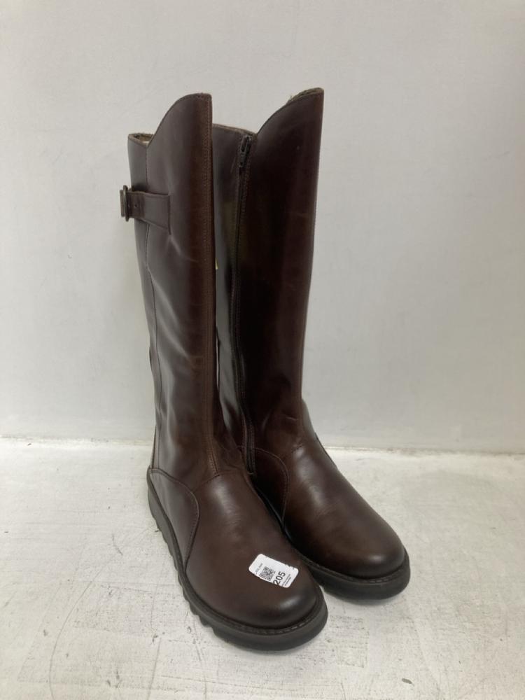 Lot 205  
            Chesterfield SR46 - Parcel Delivery Only 

                
FLY LONDON WOMEN'S KNEE-HIGH LEATHER BOOTS IN DARK BROWN - UK SIZE 7 (LOCATION: F3)