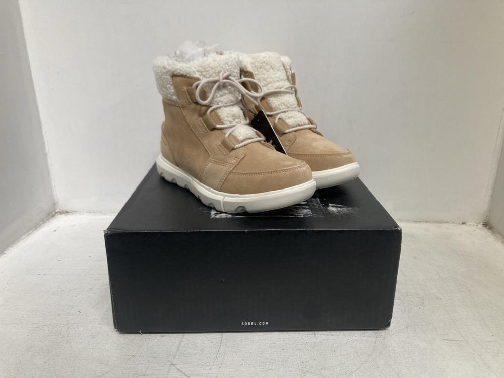 Lot 208  
            Chesterfield SR46 - Parcel Delivery Only 

                
SOREL EXPLORER II CARNIVAL COZY WP BOOTS IN TAN & WHITE - UK SIZE 9 (LOCATION: F3)