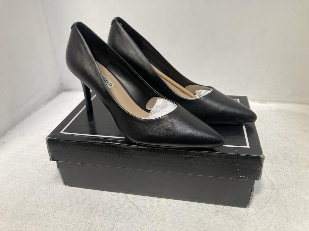 Lot 218  
            Chesterfield SR46 - Parcel Delivery Only 

                
KARL LAGERFELD ROYALE WOMENS HEELS IN BLACK - UK SIZE 7.5 (LOCATION: F4)