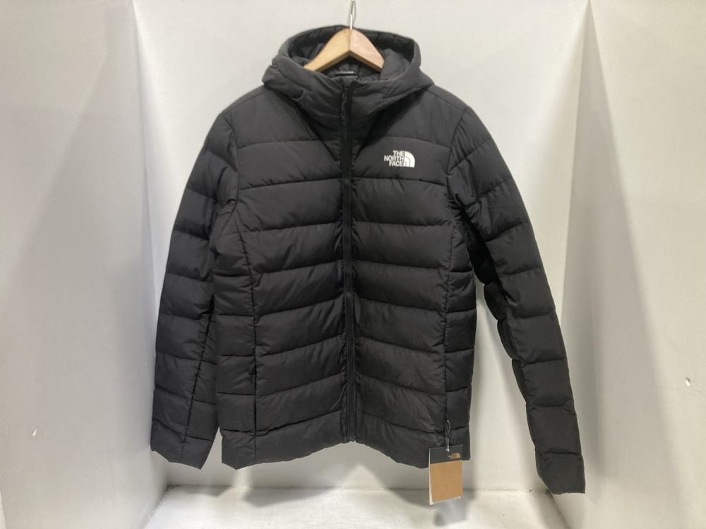 Lot 219  
            Chesterfield SR46 - Parcel Delivery Only 

                
THE NORTH FACE QUILTED HOODED ZIP COAT IN BLACK - UK SIZE M (LOCATION: F4)